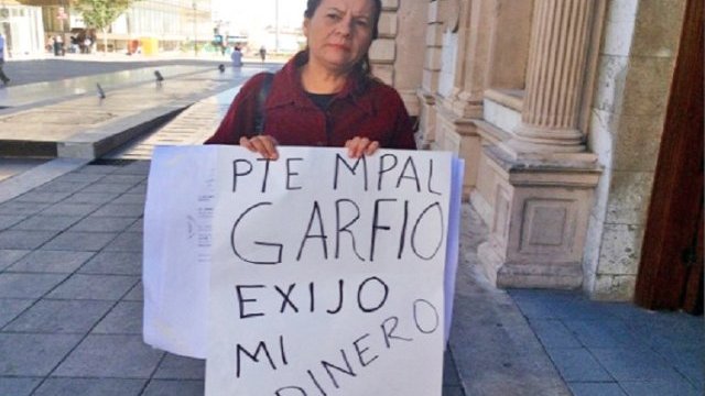 Niega alcalde Garfio que le deba dinero, pero ella alega lo contrario