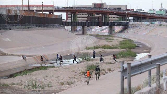 Guardias Nacionales corretean incansables a migrantes en el bordo del Río Bravo