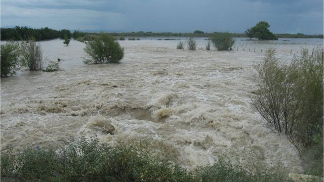Miles, desalojados por inundaciones en Chihuahua