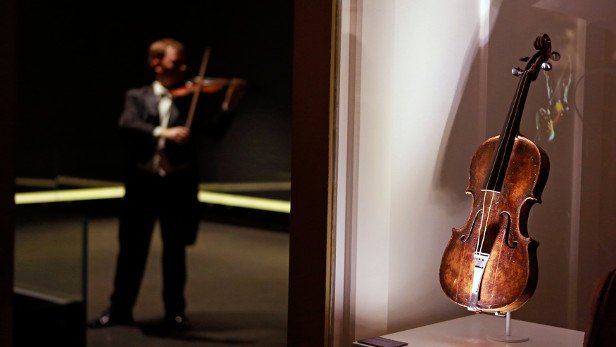 Subastan violín al parecer utilizado en el Titanic