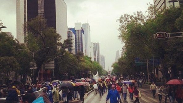 Recuerdan a los 43 de Ayotzinapa con mega marcha