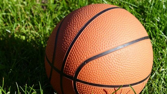 Mata a entrenador por excluir a su hija en equipo de basquetbol