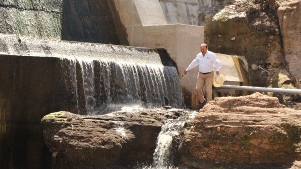 Gobernador inaugura cuatro presas en Temósachi