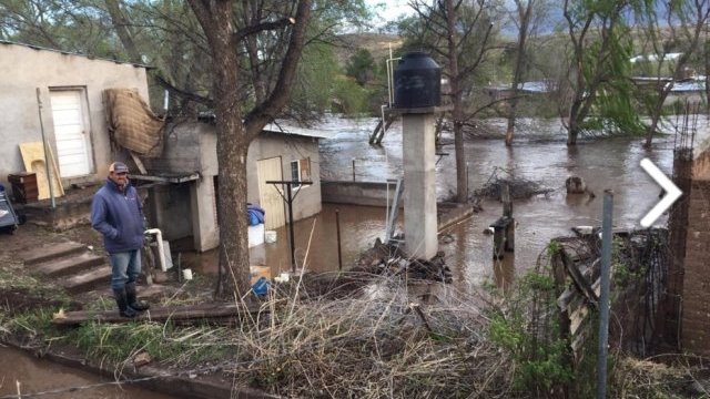 Atienden autoridades desbordamiento de río en Casas Grandes