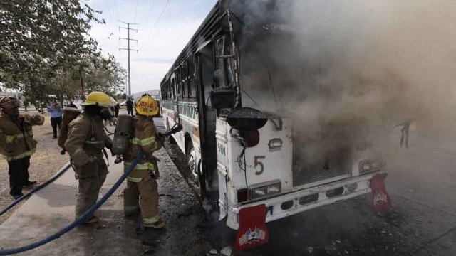 En Juárez, se incendia camión con trabajadores a bordo