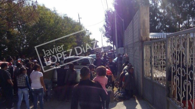 Comando armado desaloja a 100 familias de sus casas, en Puebla