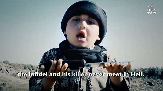 Niño de 6 años, militante de ISIS ayuda a decapitar víctimas