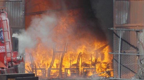 Incendio devora tres fábricas de muebles en Delicias