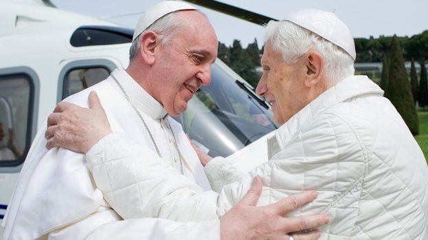 Benedicto XVI y Francisco tienen reunión histórica