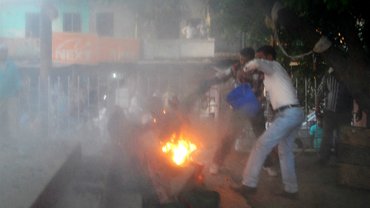 Político indio muere abrazado por ’antorcha humana’