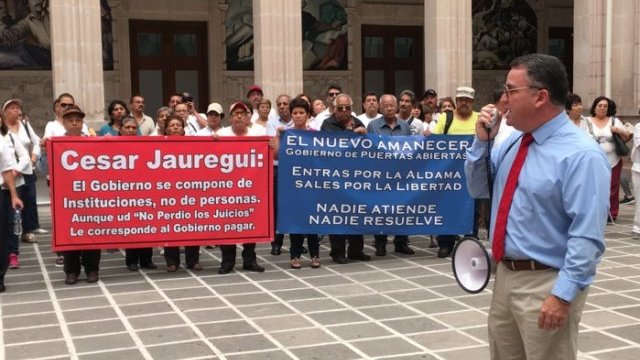 Exigen con protesta su pensión, maestros jubilados en Palacio de Gobierno