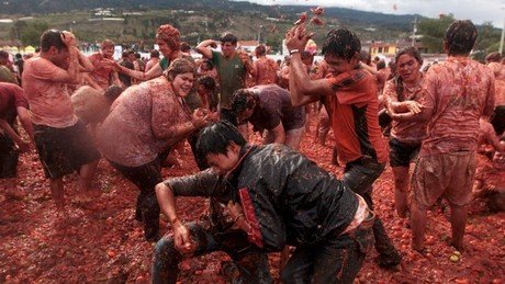 Los colombianos celebran su guerra del tomate anual