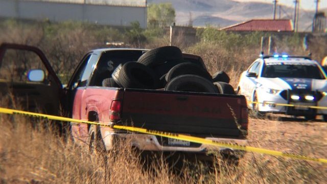 Hallan en Chihuahua el cuerpo de una mujer en la caja de una camioneta