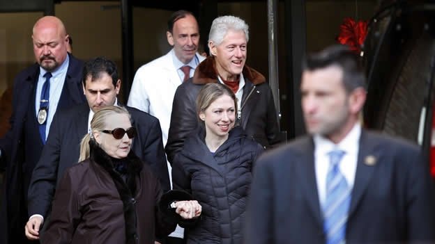 Hillary Clinton deja el hospital tras ser hospitalizada por un coágulo