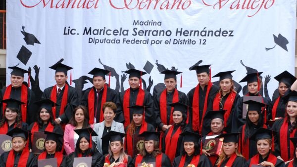Centro Universitario Tlacaélel entrega títulos a primera generación 