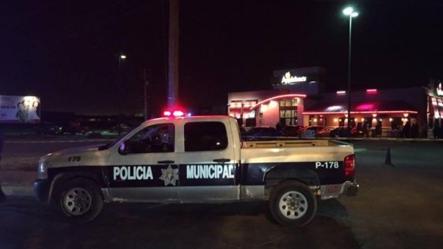 Ejecutan a un hombre en restaurante de Juárez, a otro lo hieren