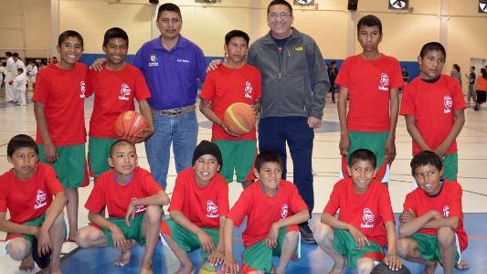 Niños Guarojios a pesar de la pobreza llegan a disputar torneo de basquet 