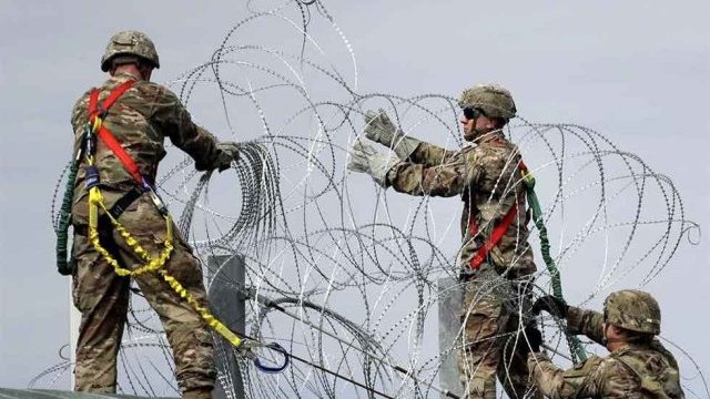 A falta del murototote, refuerzan soldados de EEUU frontera con púas