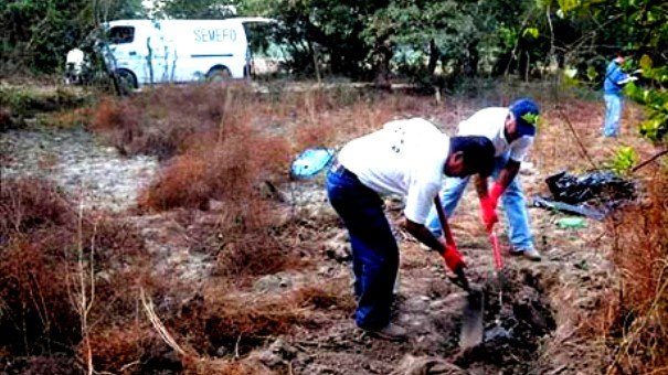 Hallan fosa clandestina con al menos 14 cuerpos en Apatzingán