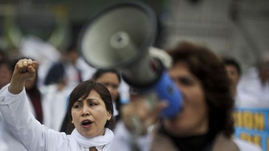 Continúan en huelga médicos peruanos
