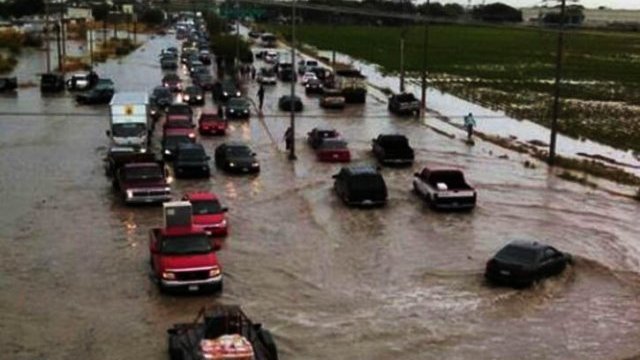 En 1 hora y media hubo 24 automóviles varados en las calles por la lluvia