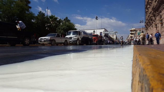 Derraman leche frente al Palacio de Gobierno, en protesta