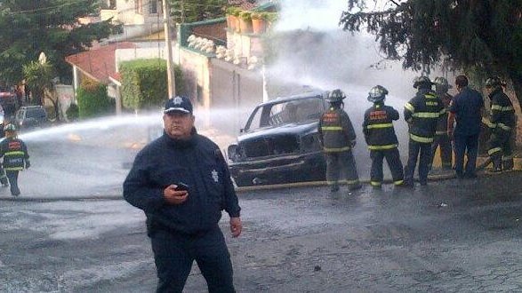 ¡Otra vez! Se incendia pipa en zona urbana de Naucalpan