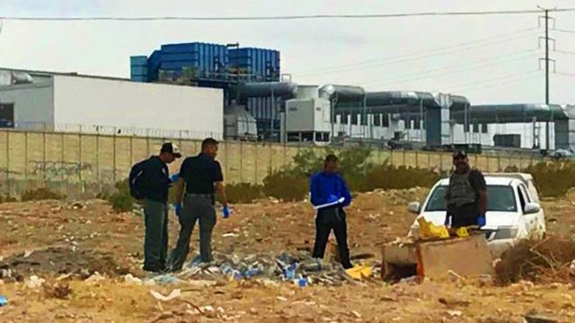 Hallan en Juárez a un hombre muerto, encobijado en baldío