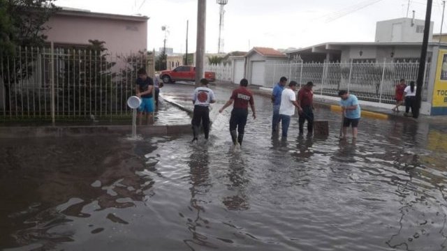 Se inundaron viviendas en Meoqui, por caída de fuerte aguacero