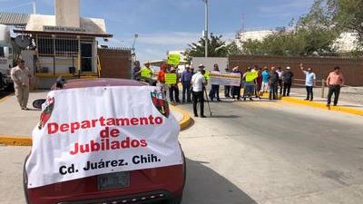 Jubilados de Pemex protestan por un mejor servicio de salud