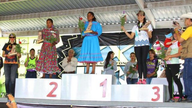 Lorena Ramírez, corredora rarámuri, ganó el Ultramaratón de Guachochi