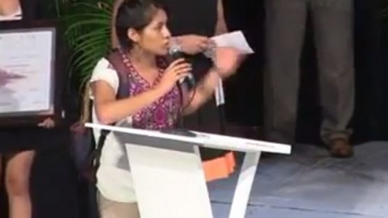 “Cómo nos pueden llamar al voto”; indígena irrumpe en acto de Menchú en Acapulco