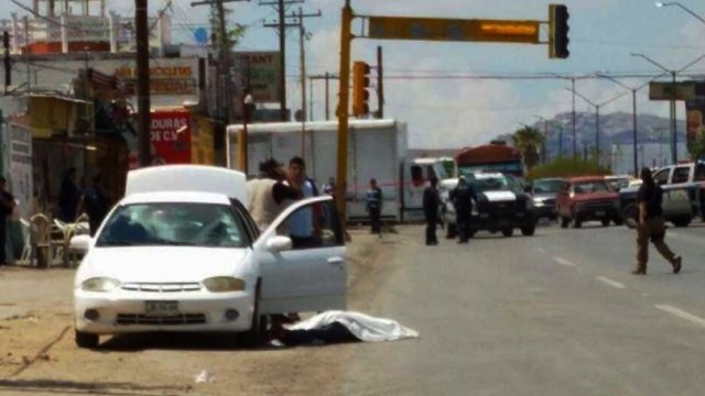 Ejecutan a un hombre en frente de su madre, en Juárez