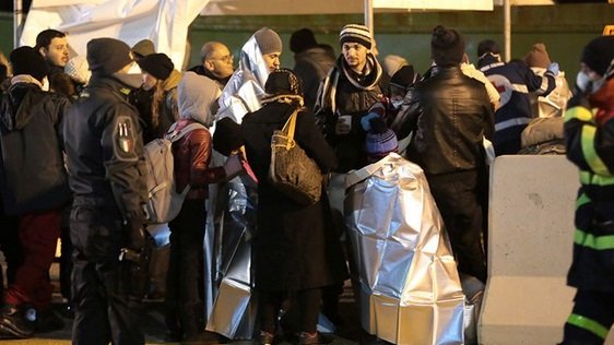 Rescata Italia a 360 inmigrantes que viajaban a la deriva