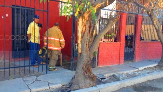 Fuga de gas provoca explosión en un registro del drenaje, en Juárez