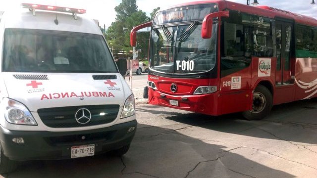Se impacta pick up contra el Vivebús en el Paseo Bolívar