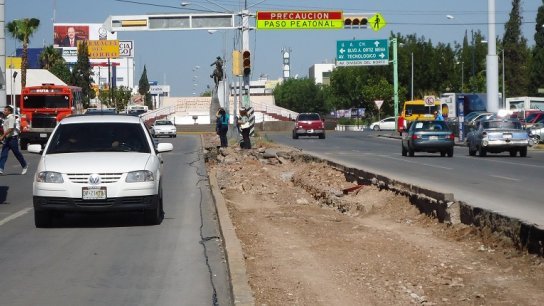 Dejan paso peatonal inaccesible por obras de vivebus