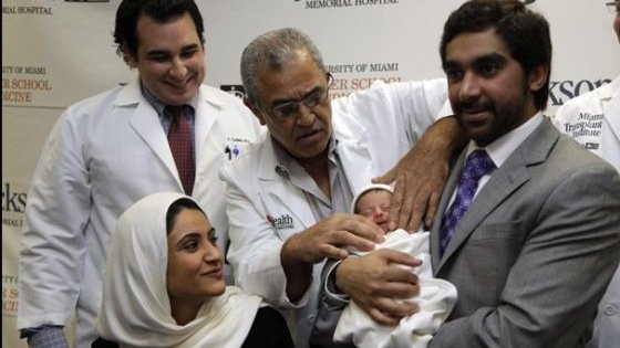 Una mujer trasplantada de cinco órganos da a luz a una bebé sana