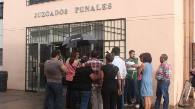 Posponen audiencia de jóvenes arrestados por daños a Palacio