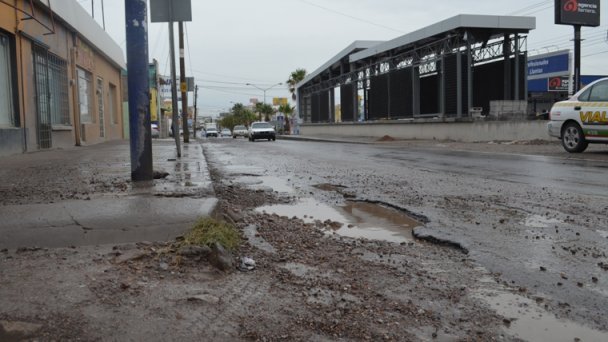 Calles de Chihuahua, un peligro para automovilistas y peatones