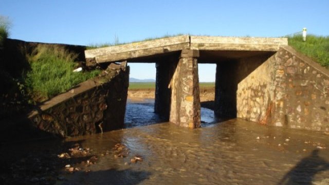 Se dañó por las lluvias, puente en Basúchil sobre el Papigochi