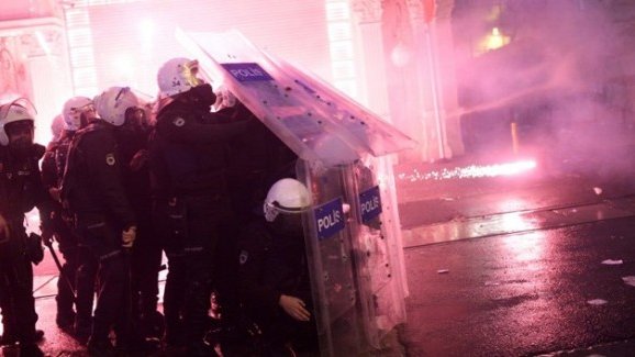 Policía turca arremete contra manifestantes en Estambul 