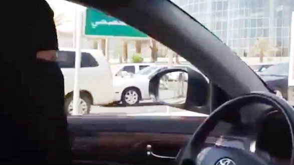 Mujeres saudíes conducen a pesar de prohibición