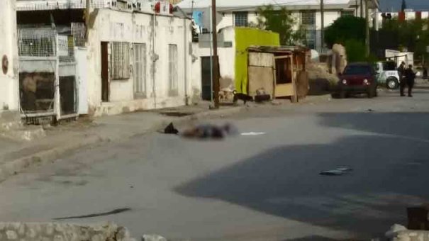 Decapitan a dos en Juárez y los dejan tirados con un narcomensaje