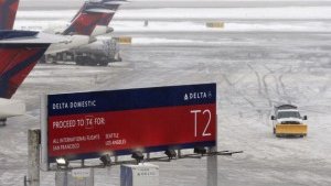 Un avión se sale de la pista en el aeropuerto de Nueva York