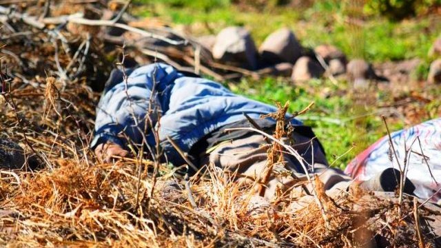 Hallan a un hombre muerto en lote baldío de Palestina
