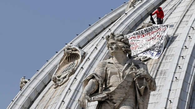 Un empresario protesta ’en lo más alto’ de El Vaticano contra la crisis