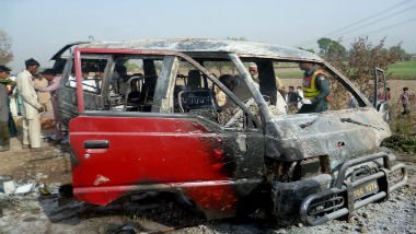 Al menos 16 niños muertos, al incendiarse un furgón escolar en Pakistán