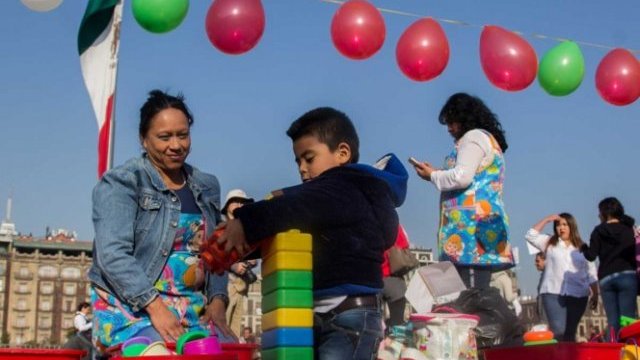 A manera de protesta, convierten el Zócalo en una estancia infantil
