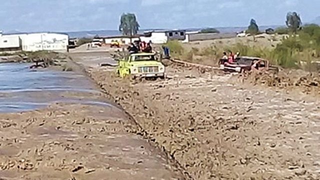 Ojinaga: arrastra el agua de una presa a camioneta con 5 personas